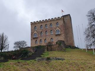 Ein Bild, das drau�en, Geb�ude, Himmel, Gras enth�lt.

Automatisch generierte Beschreibung