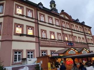 Ein Bild, das Geb�ude, drau�en, Himmel, Fenster enth�lt.

Automatisch generierte Beschreibung